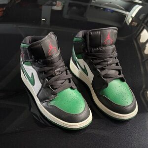Air Jordan 1s Sneakers - Green toe